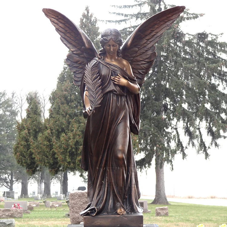 Прекрасная скульптура ангела, венчающая пространство своей неподражаемой красотой