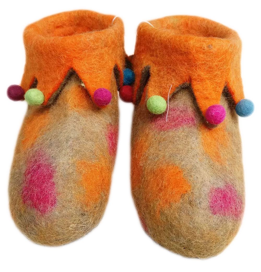 在尼泊尔手工制作的羊毛毡鞋