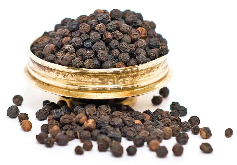 Black pepper amber перевод. Перец чёрный. Перец чёрный горошек. Black Pepper whole. Большой черный перец.