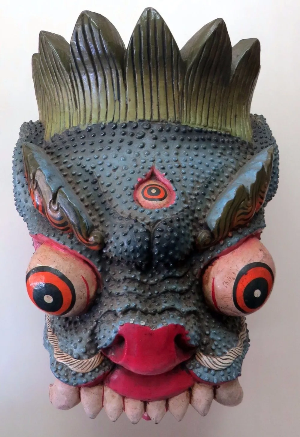 龙面具挂在尼泊尔手工制作的装饰