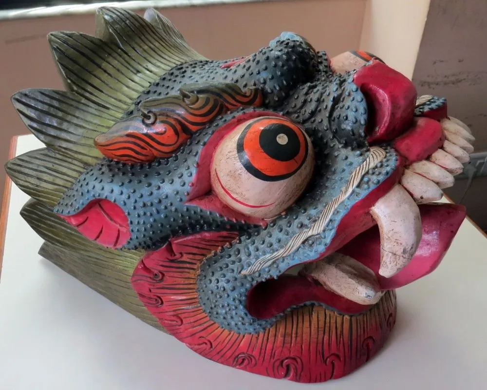 龙面具挂在尼泊尔手工制作的装饰