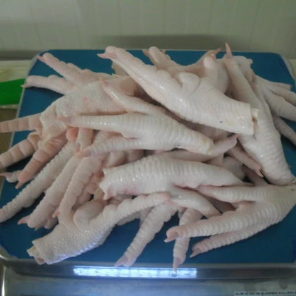Как быстро снять кожу с куриных лапок