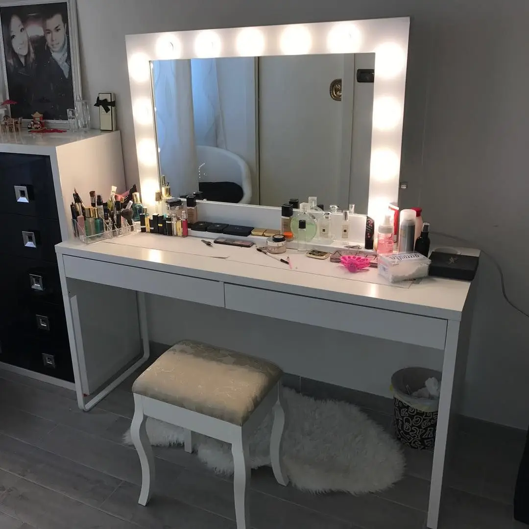 Столик в спальню с зеркалом и подсветкой. Ikea гримерный столик. Икеа гримерный столик с зеркалом. Столик для макияжа в спальню. Зеркало над туалетным столиком.