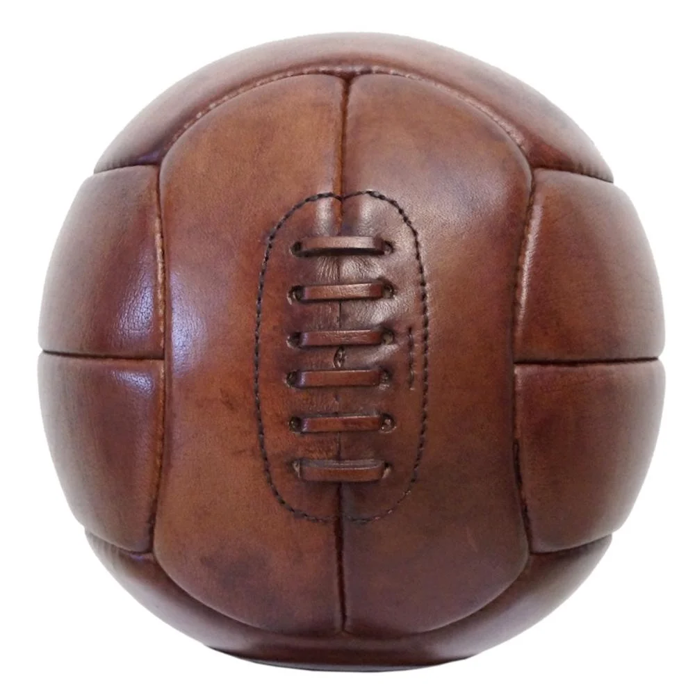 Кожаный мяч купить. Кожаный мяч. Кожаный мячик. Старый кожаный мяч. Футбольный мяч со шнуровкой.