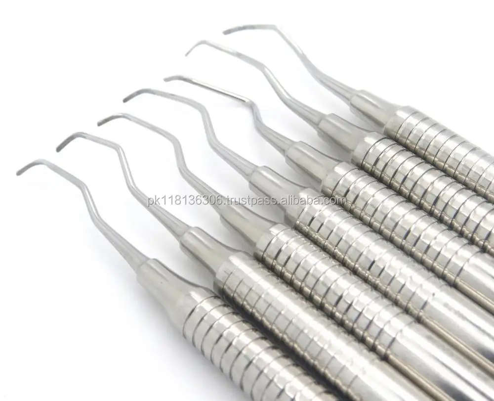 Dentista Joven Con Instrumentos Dental En La Mano Foto De Archivo