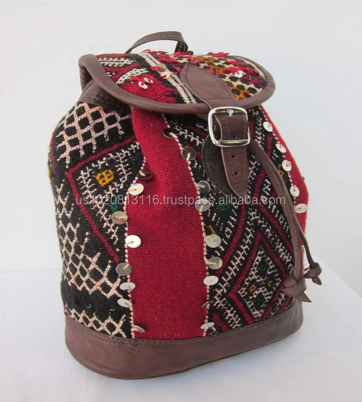 Mochilas De Cuero Hechas A Mano, Artículos De Cuero Fotos, Retratos,  Imágenes Y Fotografía De Archivo Libres De Derecho. Image 44625426.