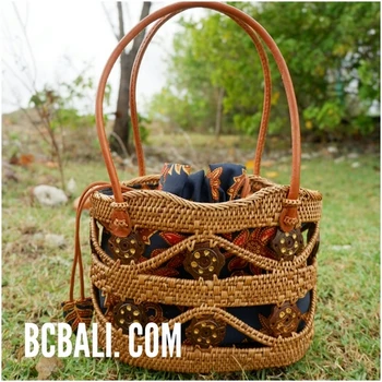 Balinese Style Handwoven Ata Grass Woman Tote Bag With Batik Lining Balinese Style Handwoven Ata Grass Woman Tote Bag With Batik Lining