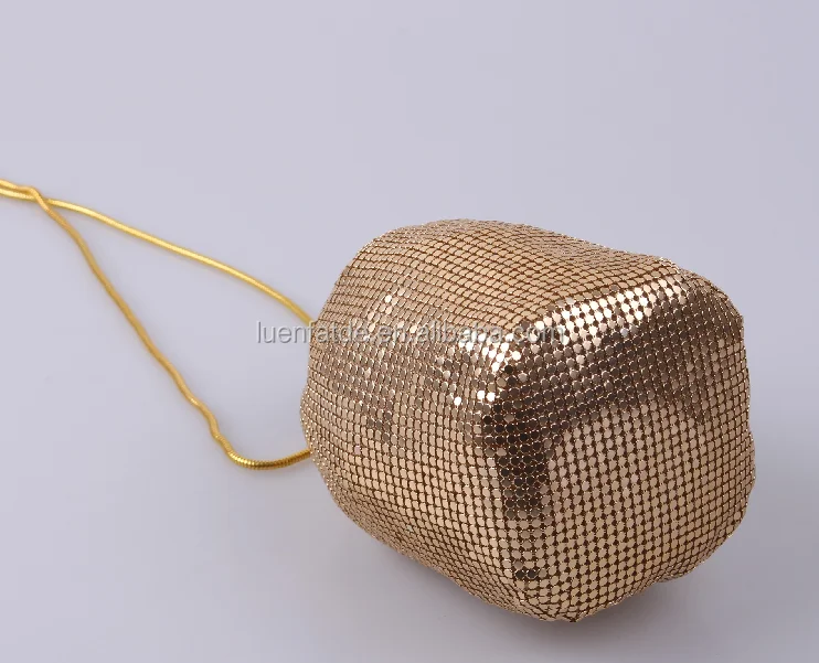 Female handbag3.png