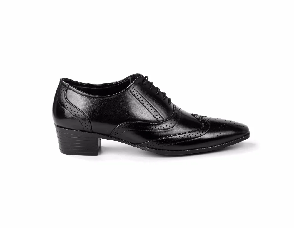Мужские черные туфли-оксфорды с перфорацией типа «броги» на плоской подошве