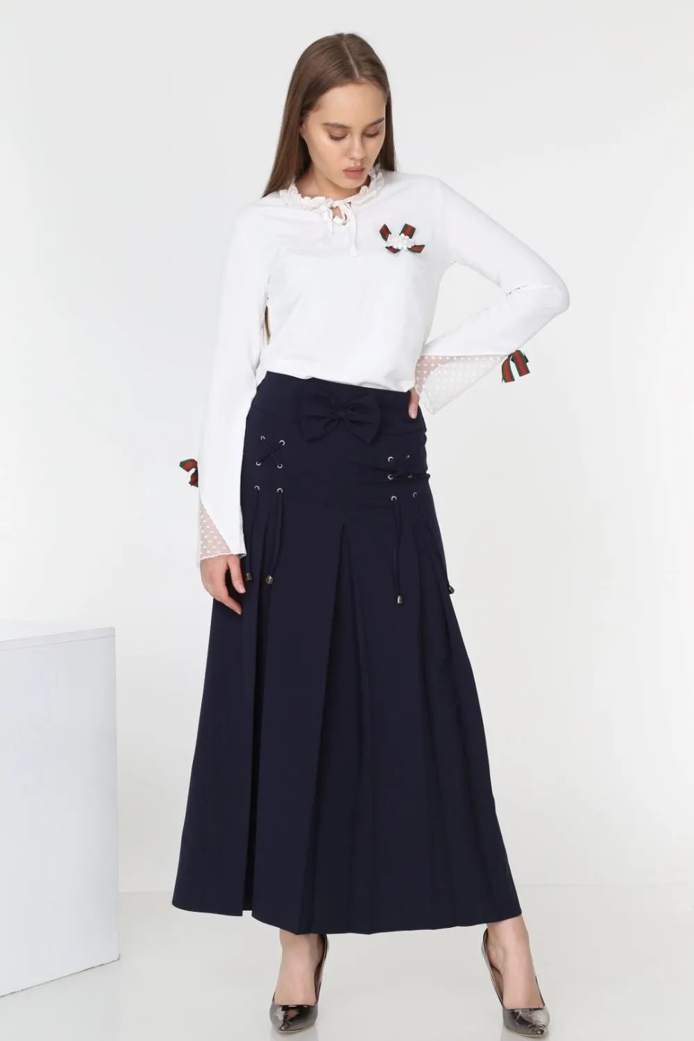 long pleated skirt with accessories