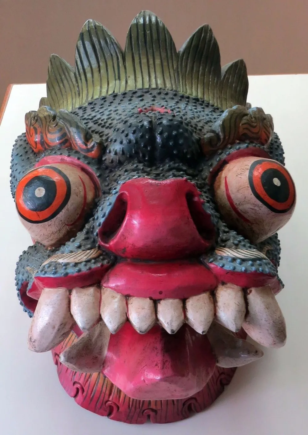 龙面具挂在尼泊尔手工制作的装饰