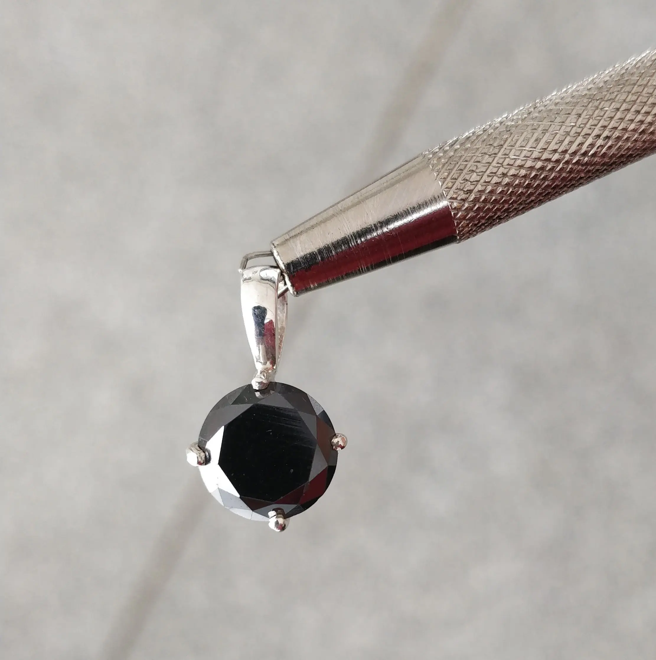 Black Solitaire Pendant 1.jpg