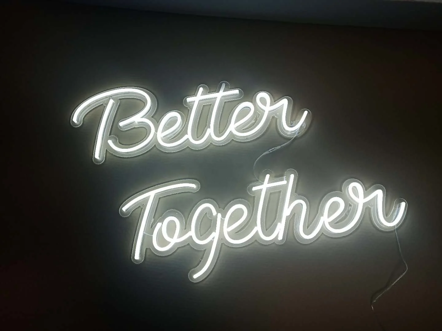 Together is better перевод. Better together неоновая вывеска. Неоновая вывиска beter TYGEZER. Неоновая надпись better together. Неоновая вывеска на стекле.