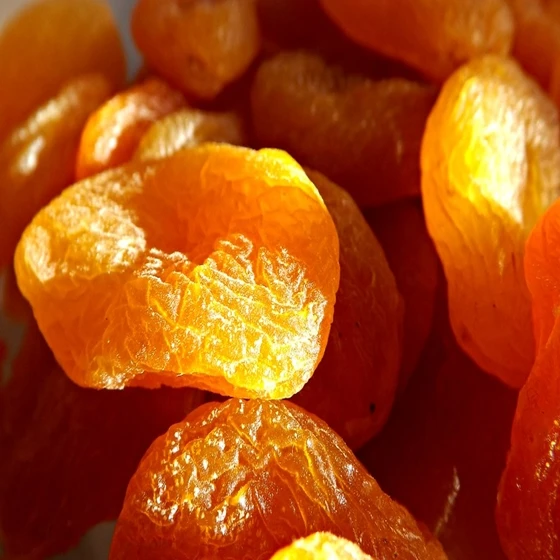 dry apricots / dried apricots