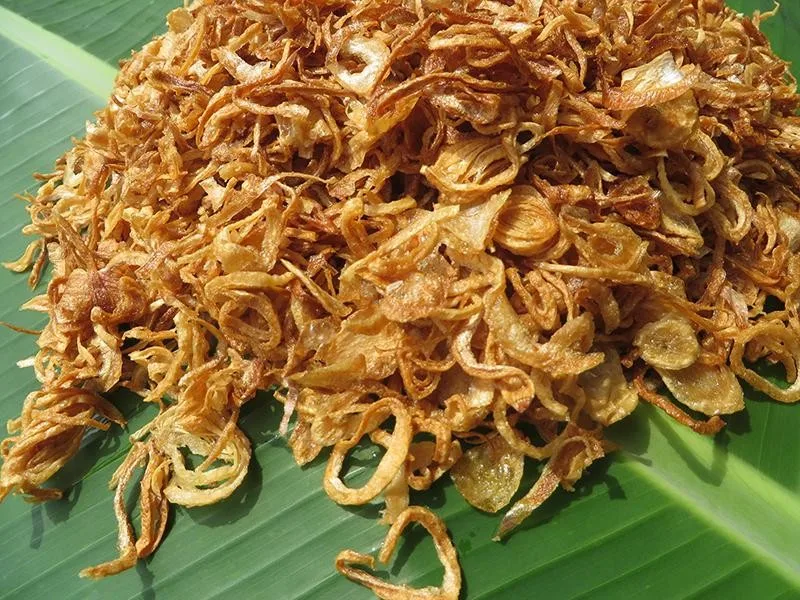 Flakes of pure shallots are placed on banana leaf