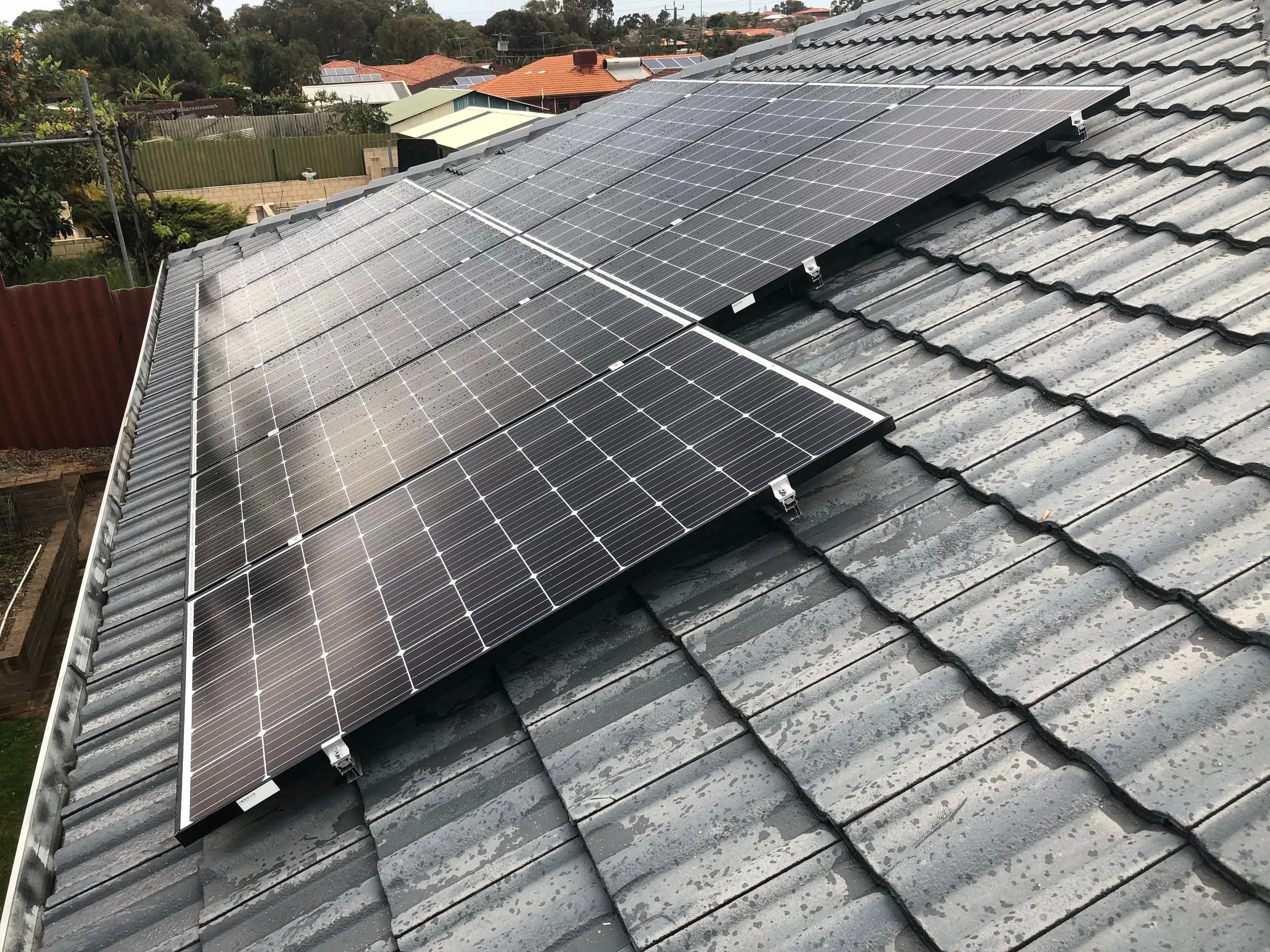 sunpal瓦屋顶太阳能电池板安装结构的 10kw光伏并网系统使用